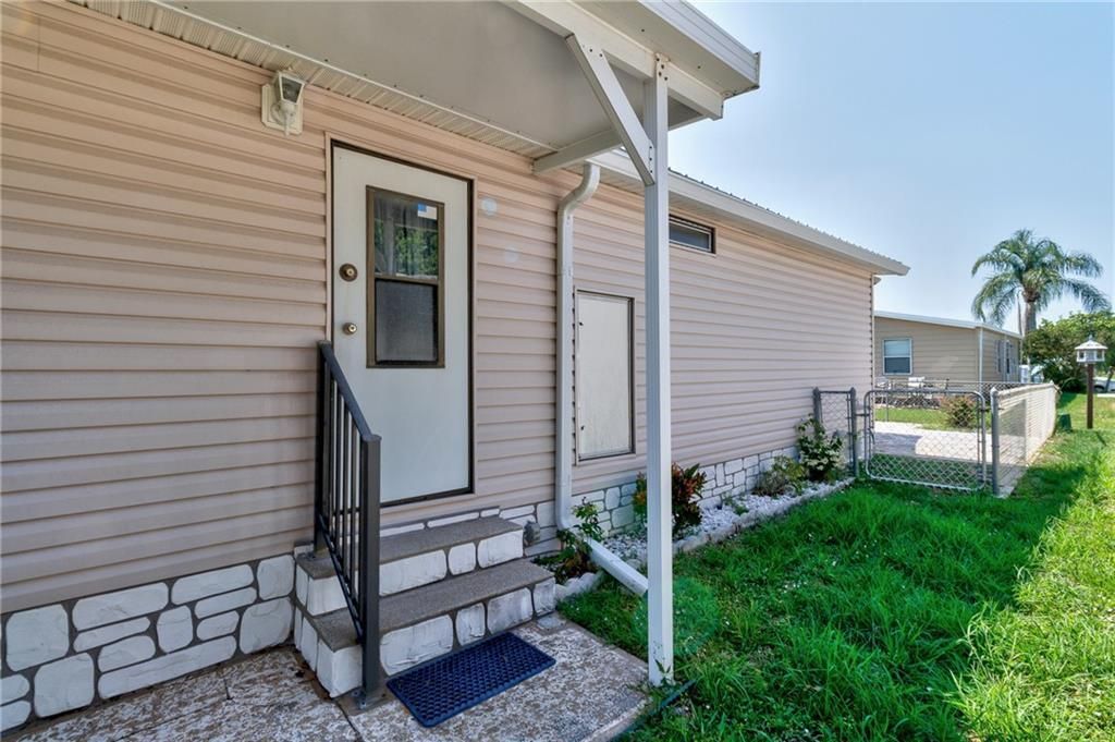 Active With Contract: $179,900 (2 beds, 2 baths, 1071 Square Feet)