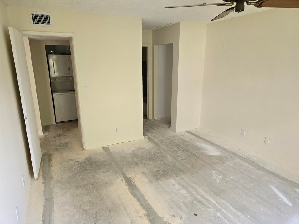 For Sale: $150,000 (1 beds, 1 baths, 700 Square Feet)