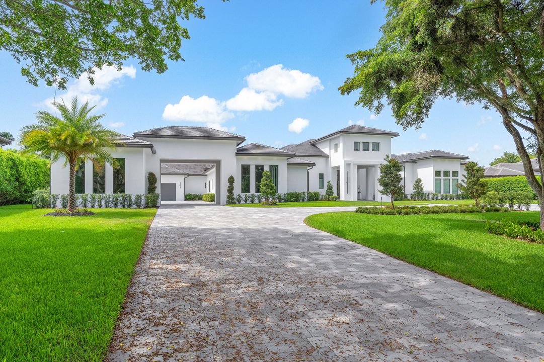 Recently Sold: $6,995,000 (6 beds, 6 baths, 8456 Square Feet)