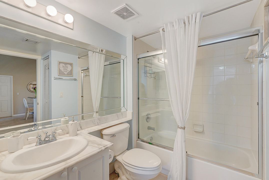 For Sale: $320,000 (2 beds, 2 baths, 991 Square Feet)