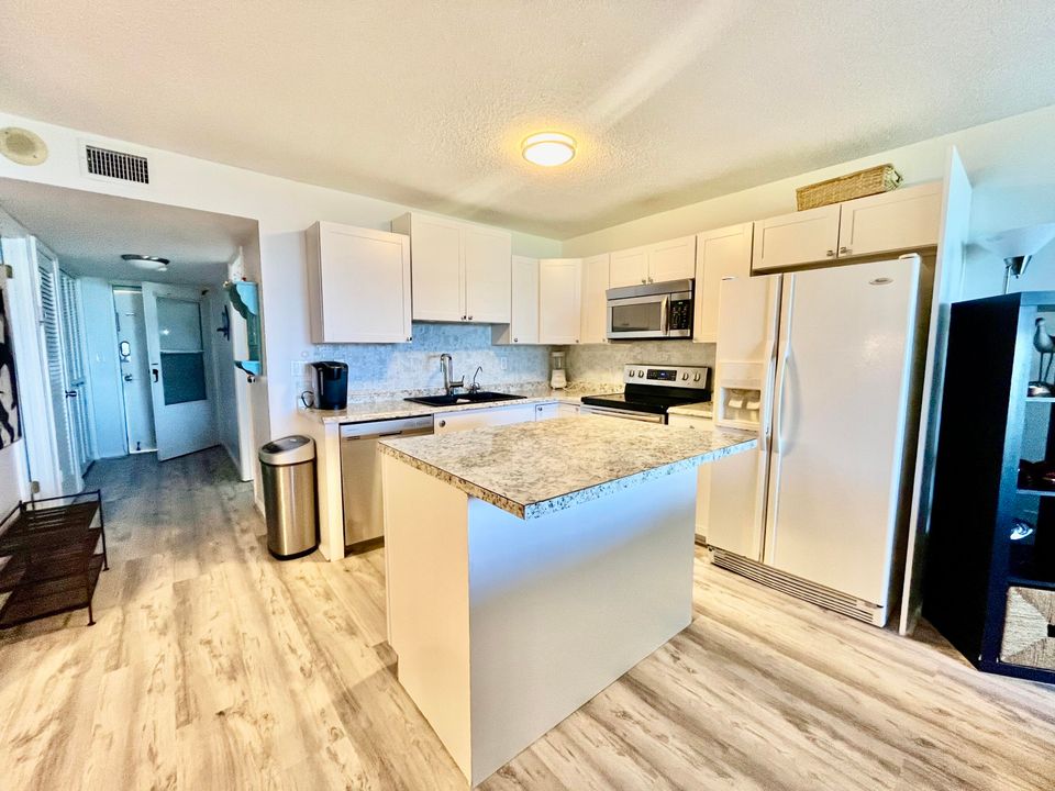For Rent: $2,300 (2 beds, 1 baths, 938 Square Feet)