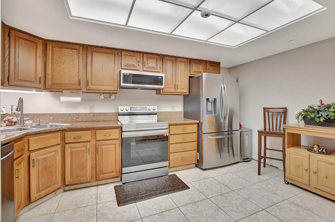 For Sale: $269,000 (2 beds, 2 baths, 1365 Square Feet)