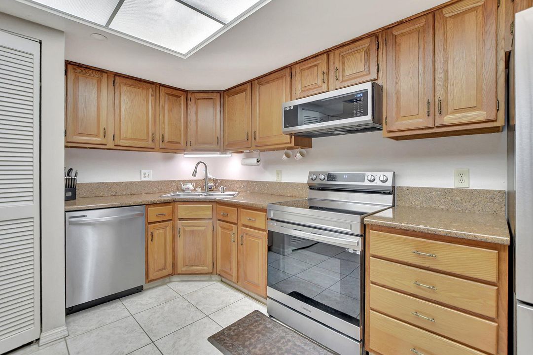 For Sale: $269,000 (2 beds, 2 baths, 1365 Square Feet)