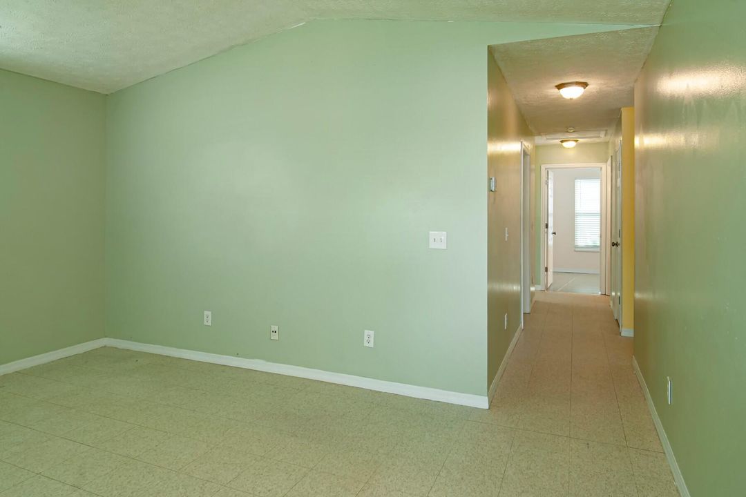 For Sale: $265,000 (3 beds, 1 baths, 1106 Square Feet)