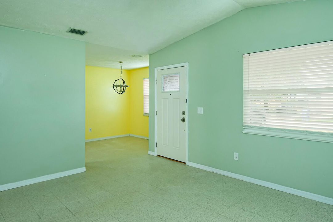 For Sale: $265,000 (3 beds, 1 baths, 1106 Square Feet)