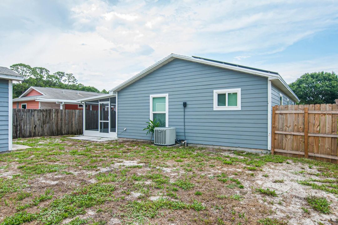 For Sale: $265,000 (3 beds, 1 baths, 1106 Square Feet)