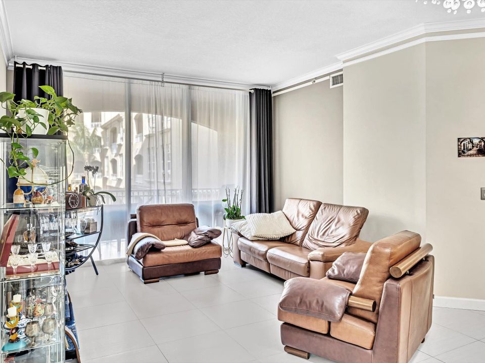 For Sale: $470,000 (2 beds, 2 baths, 1102 Square Feet)