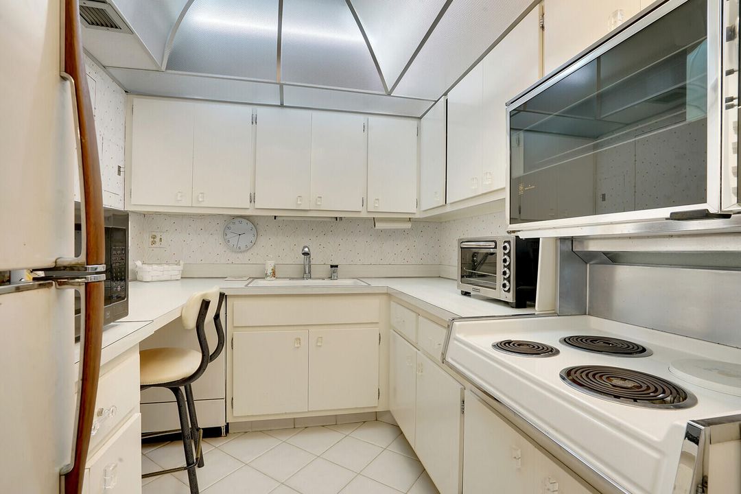 For Sale: $199,900 (1 beds, 1 baths, 896 Square Feet)