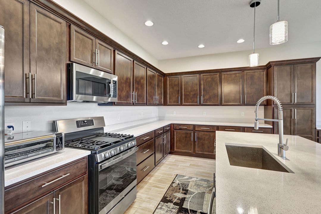 Active With Contract: $3,500 (3 beds, 2 baths, 1919 Square Feet)