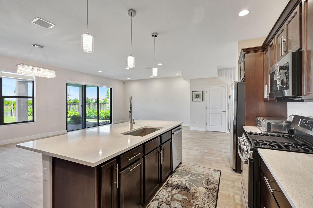 Active With Contract: $3,500 (3 beds, 2 baths, 1919 Square Feet)