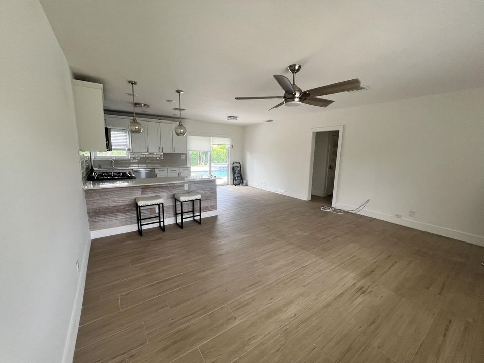 For Rent: $3,200 (2 beds, 3 baths, 1170 Square Feet)