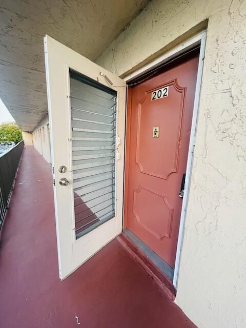 For Sale: $88,500 (1 beds, 1 baths, 646 Square Feet)