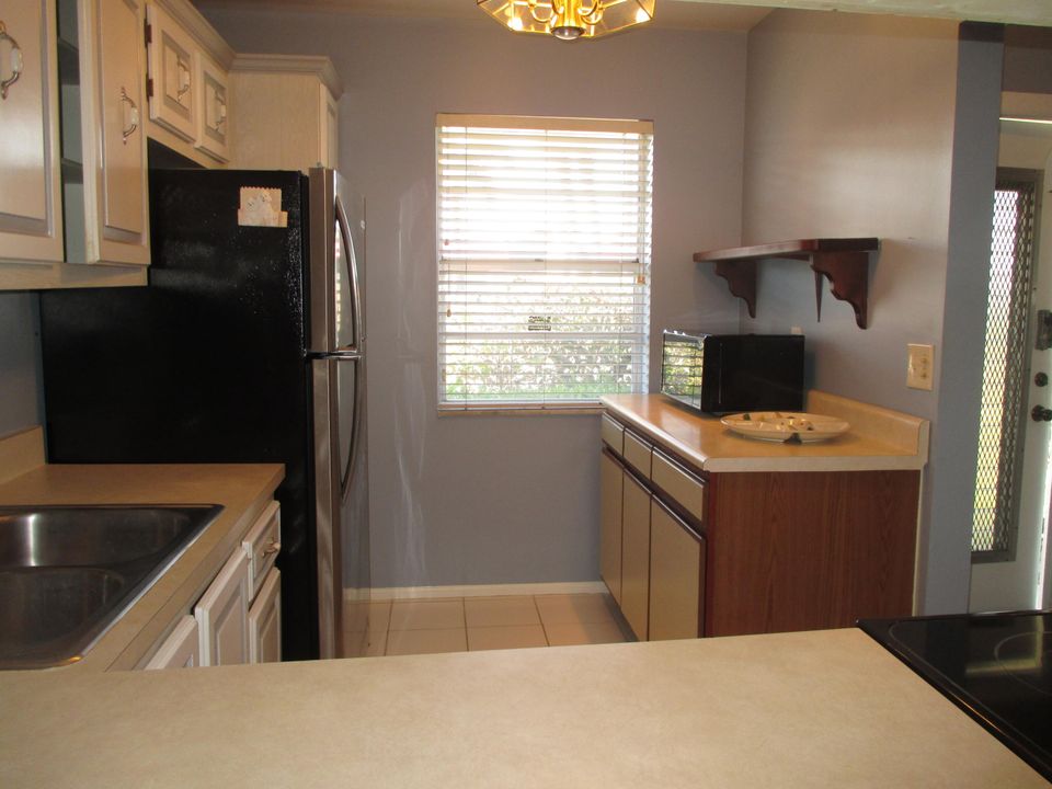 Active With Contract: $138,000 (1 beds, 1 baths, 722 Square Feet)