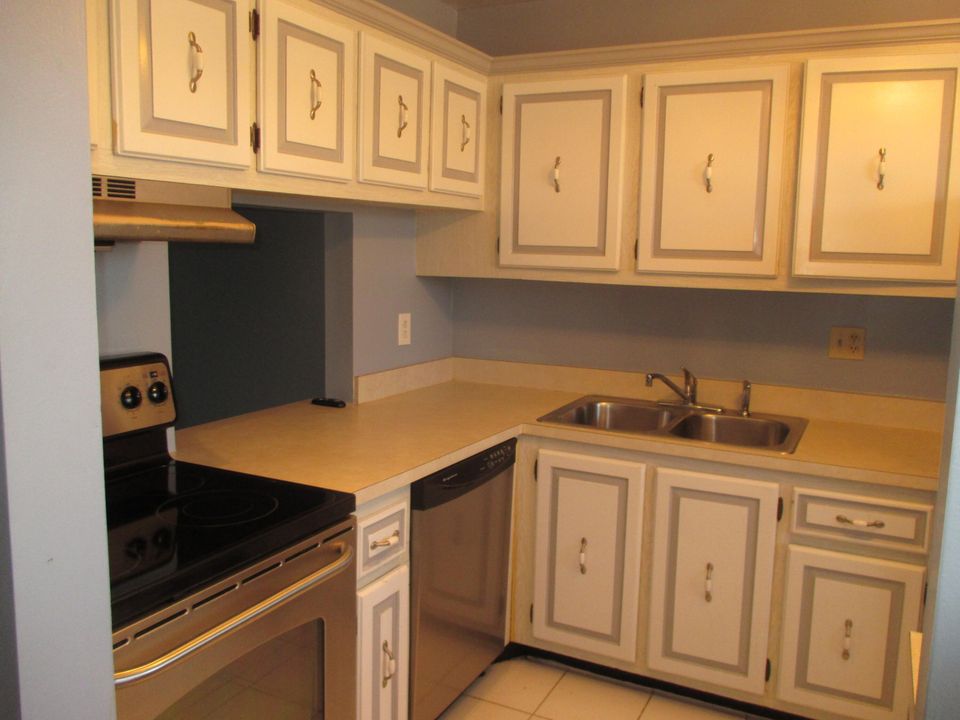 Active With Contract: $138,000 (1 beds, 1 baths, 722 Square Feet)