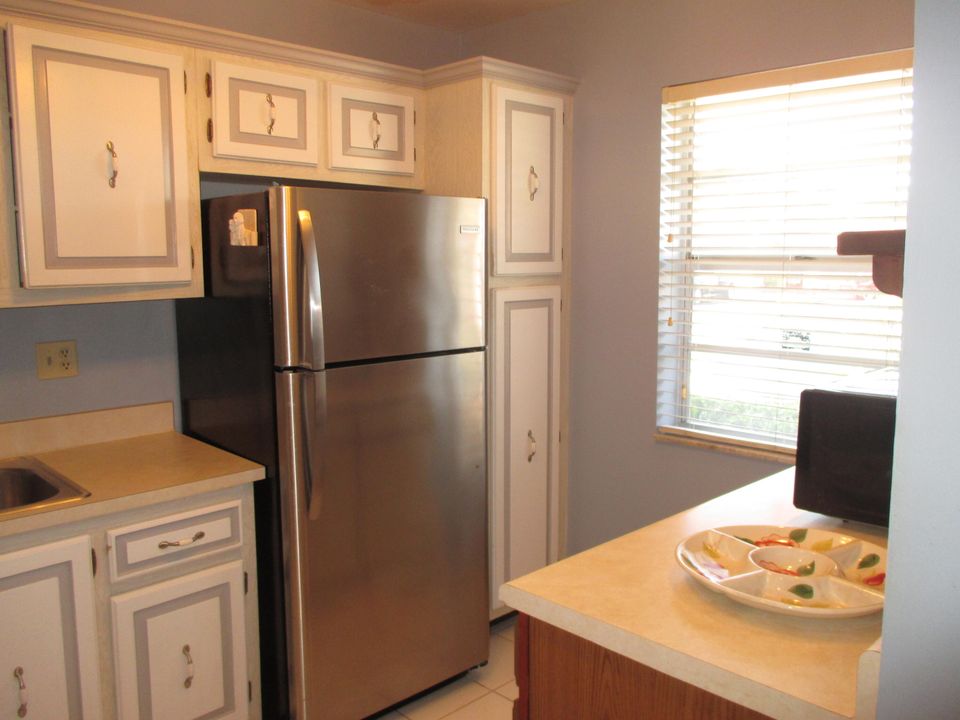 Active With Contract: $138,000 (1 beds, 1 baths, 722 Square Feet)