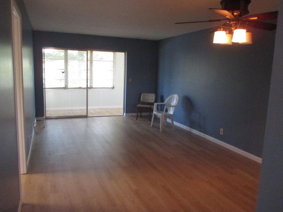 Active With Contract: $138,000 (1 beds, 1 baths, 722 Square Feet)