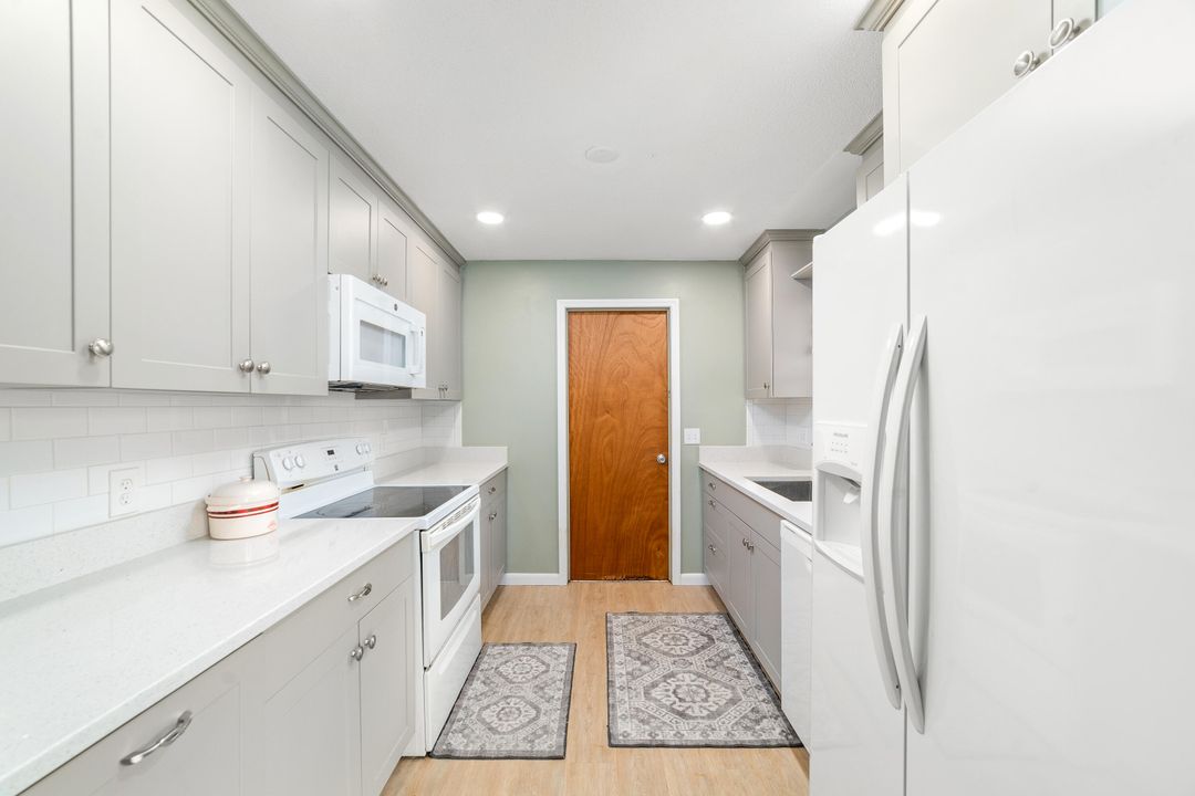 For Sale: $289,000 (2 beds, 2 baths, 1123 Square Feet)