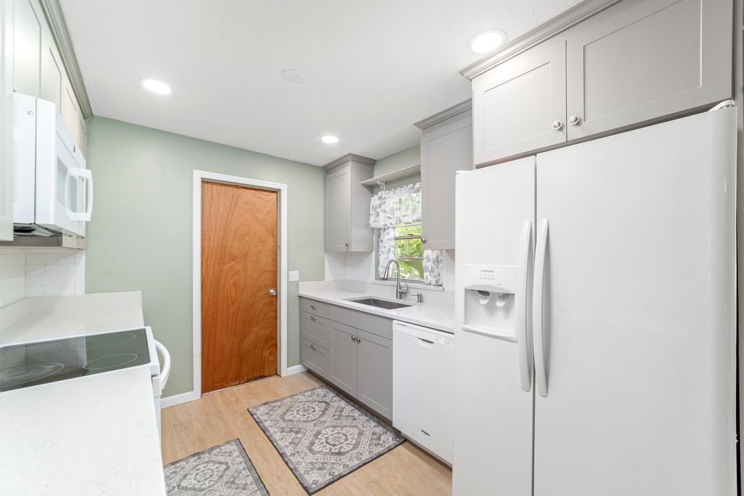 For Sale: $300,000 (2 beds, 2 baths, 1123 Square Feet)
