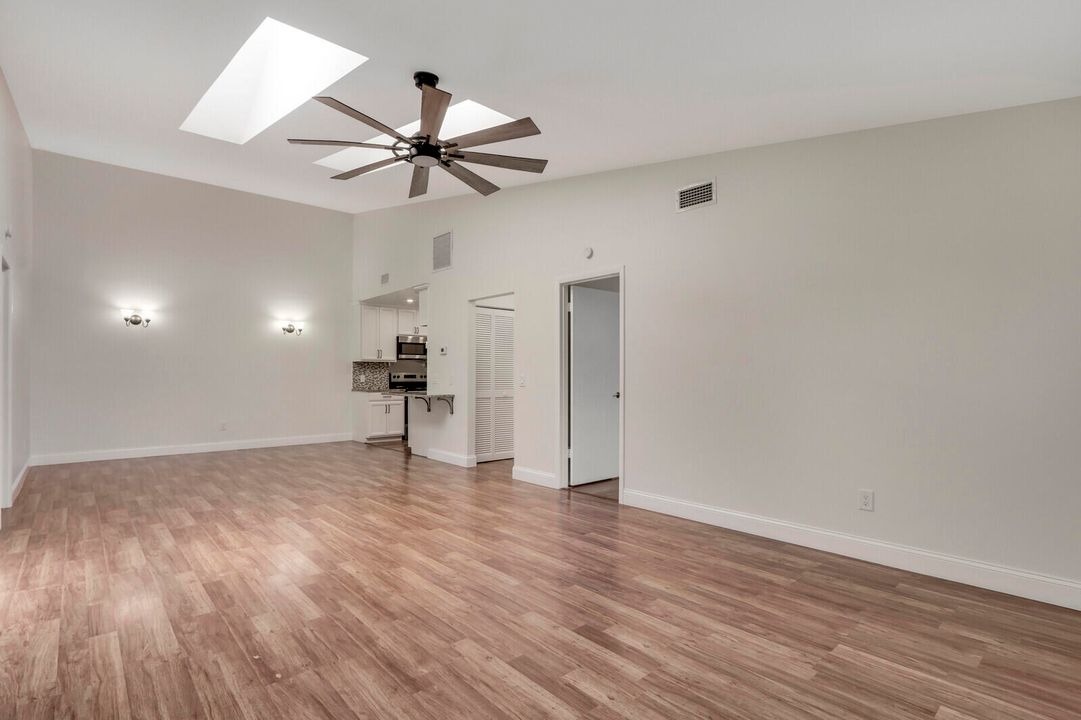 For Sale: $277,000 (2 beds, 2 baths, 1117 Square Feet)
