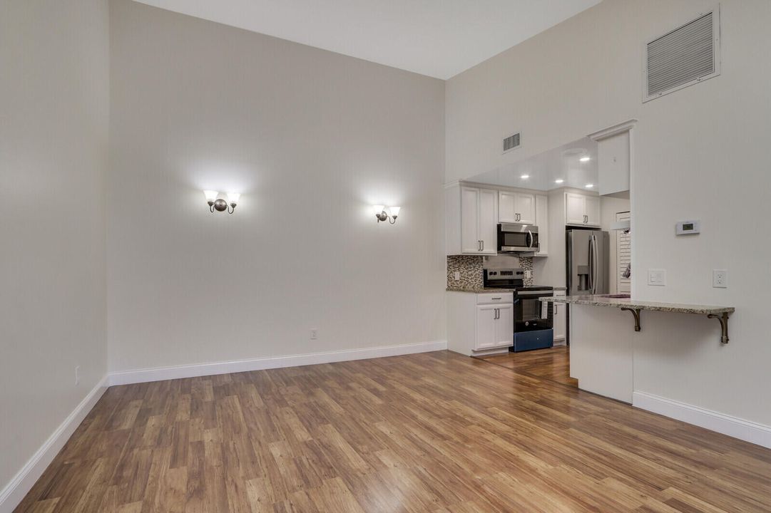 For Sale: $277,000 (2 beds, 2 baths, 1117 Square Feet)