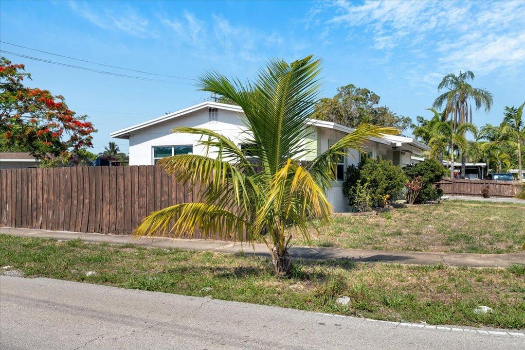 Active With Contract: $439,000 (3 beds, 2 baths, 1414 Square Feet)