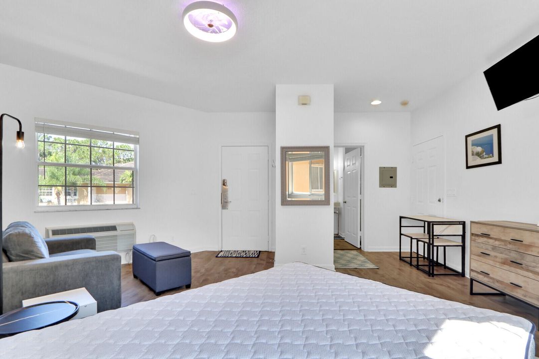 Active With Contract: $1,400 (1 beds, 1 baths, 400 Square Feet)