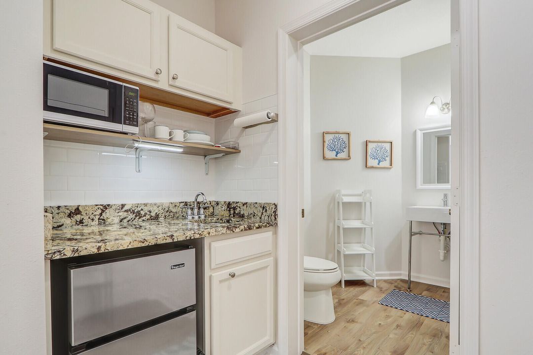 Active With Contract: $1,400 (1 beds, 1 baths, 400 Square Feet)