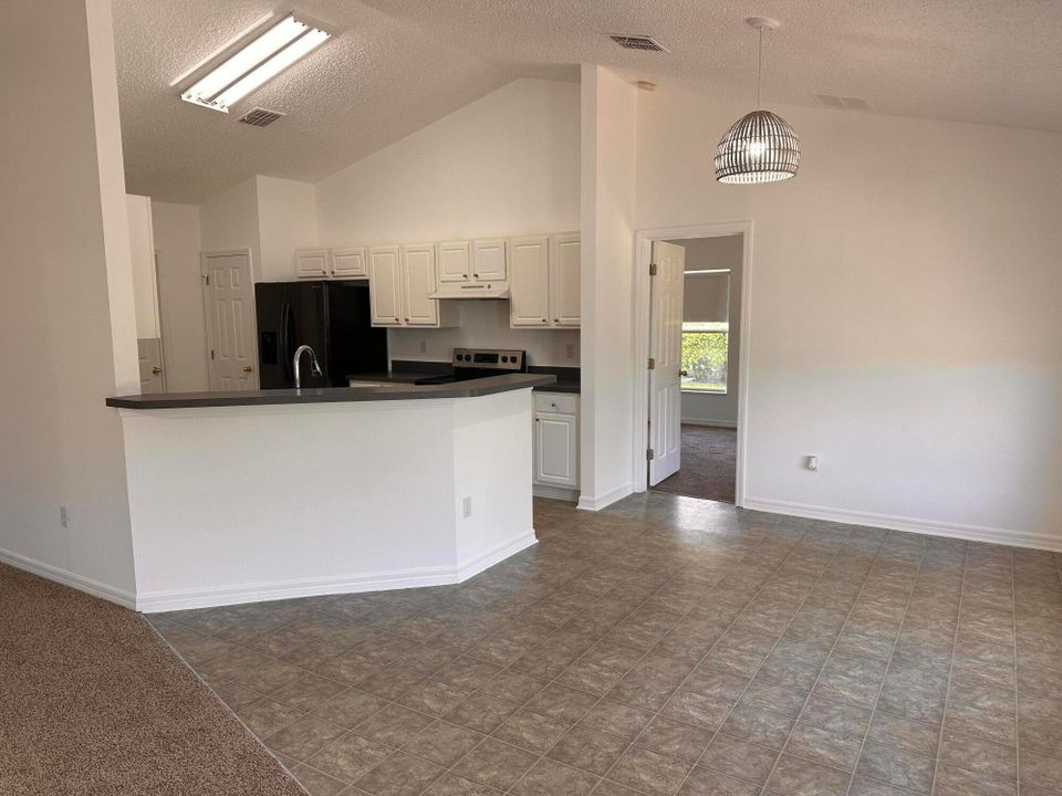 For Rent: $2,200 (3 beds, 2 baths, 1733 Square Feet)