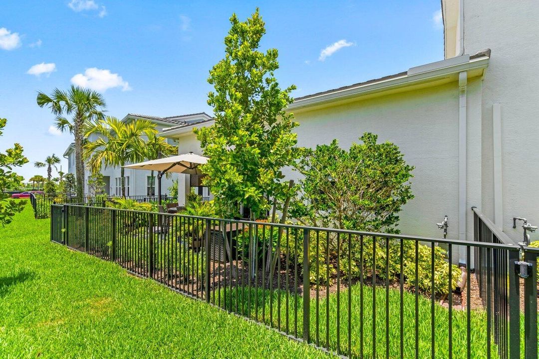 Active With Contract: $525,500 (3 beds, 2 baths, 1669 Square Feet)