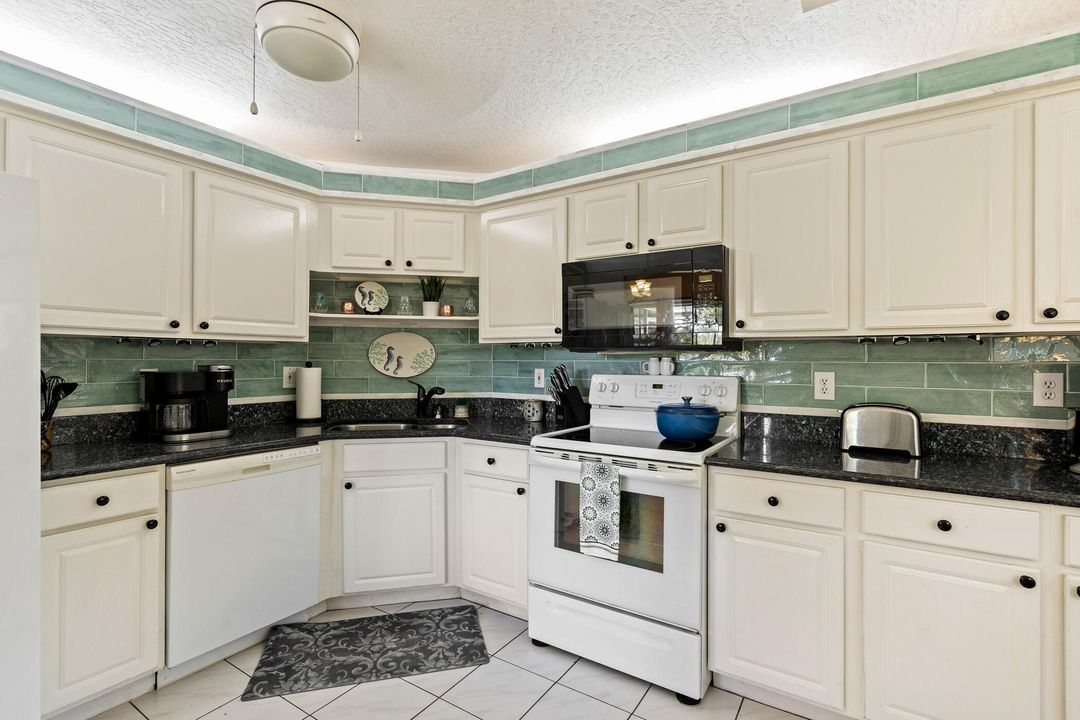 For Sale: $341,500 (3 beds, 3 baths, 1325 Square Feet)