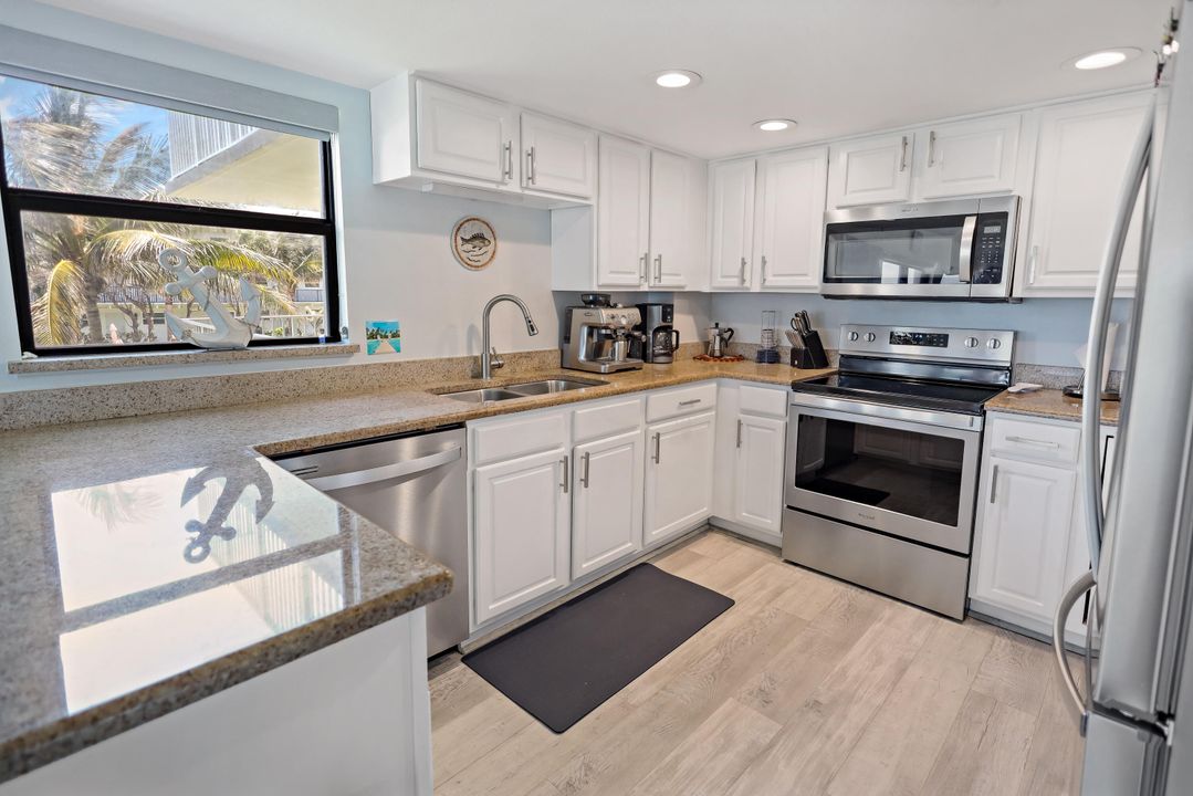 For Sale: $549,000 (2 beds, 2 baths, 980 Square Feet)