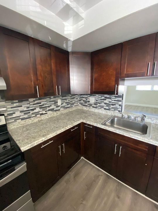 Active With Contract: $2,050 (2 beds, 1 baths, 1000 Square Feet)