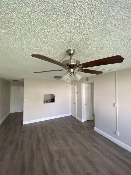 Active With Contract: $2,050 (2 beds, 1 baths, 1000 Square Feet)