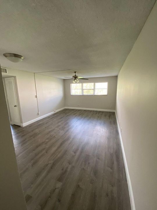 Active With Contract: $2,050 (2 beds, 1 baths, 1000 Square Feet)