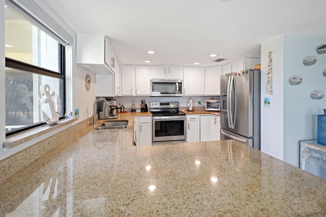 For Sale: $549,000 (2 beds, 2 baths, 980 Square Feet)