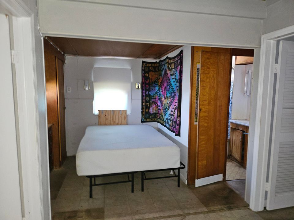 For Sale: $89,000 (2 beds, 1 baths, 758 Square Feet)