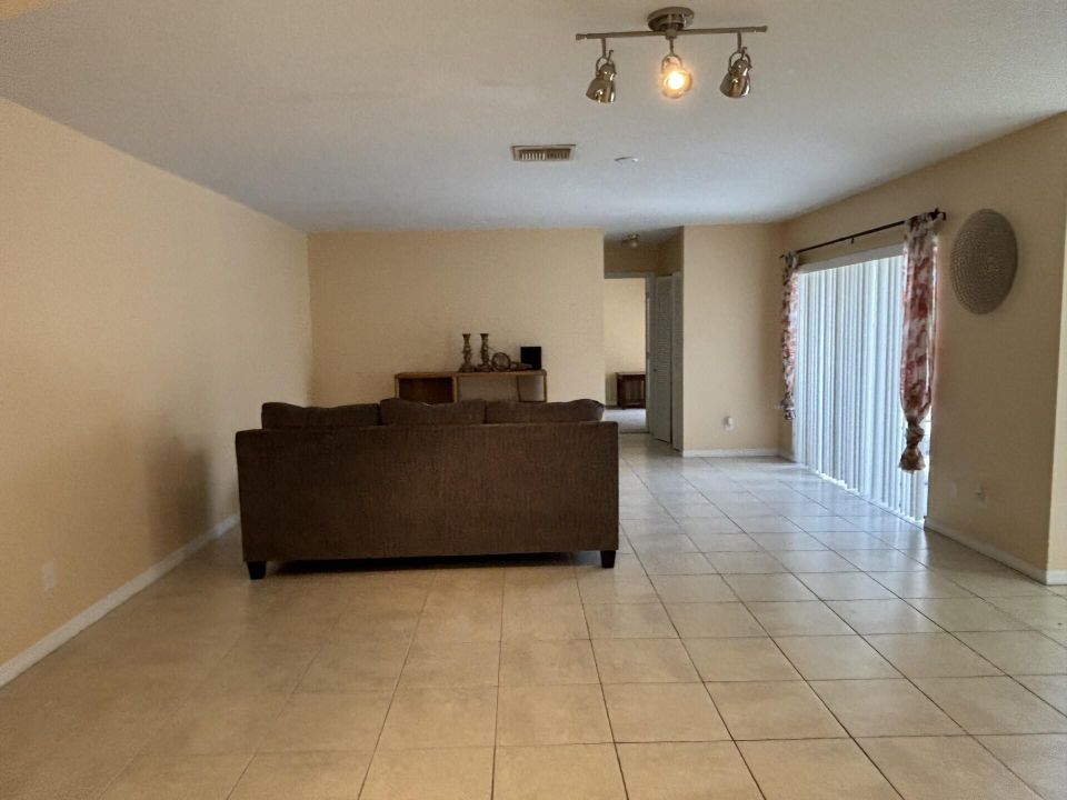 For Sale: $189,900 (2 beds, 2 baths, 1280 Square Feet)