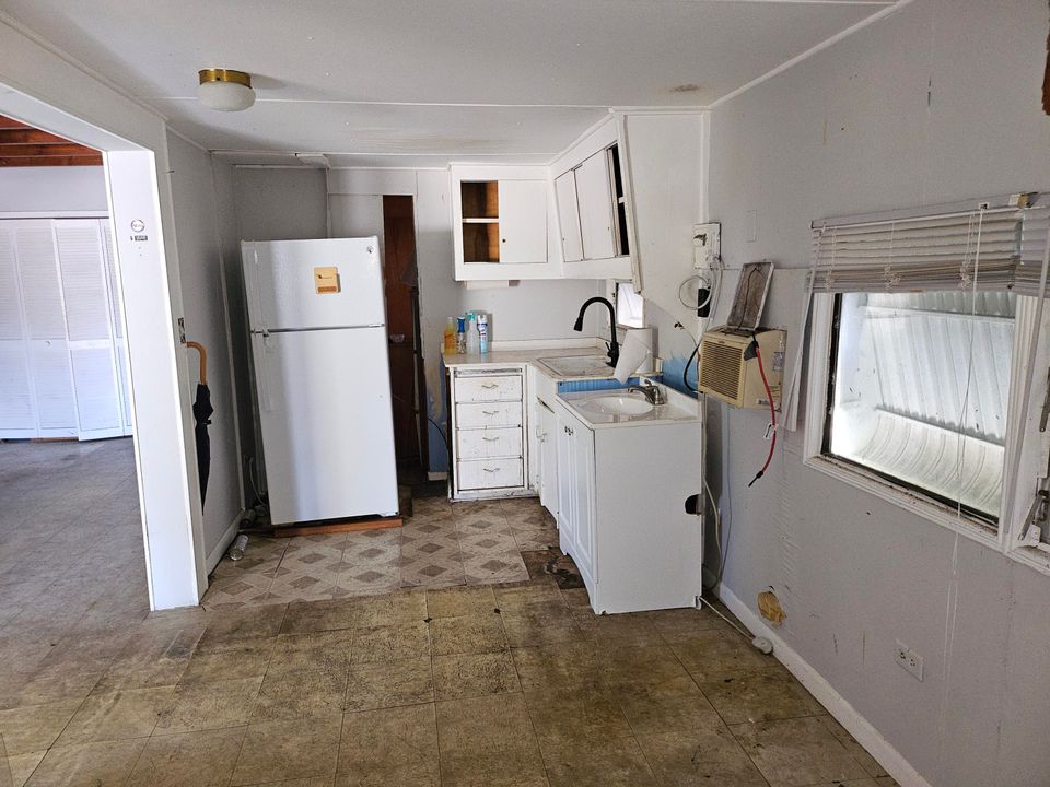 For Sale: $89,000 (2 beds, 1 baths, 758 Square Feet)