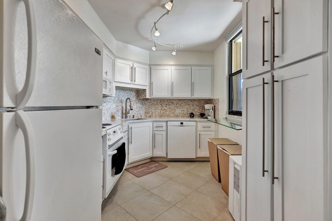 For Sale: $389,000 (1 beds, 1 baths, 996 Square Feet)