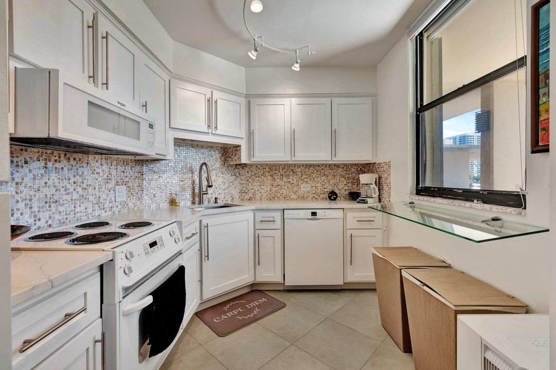 For Sale: $389,000 (1 beds, 1 baths, 996 Square Feet)