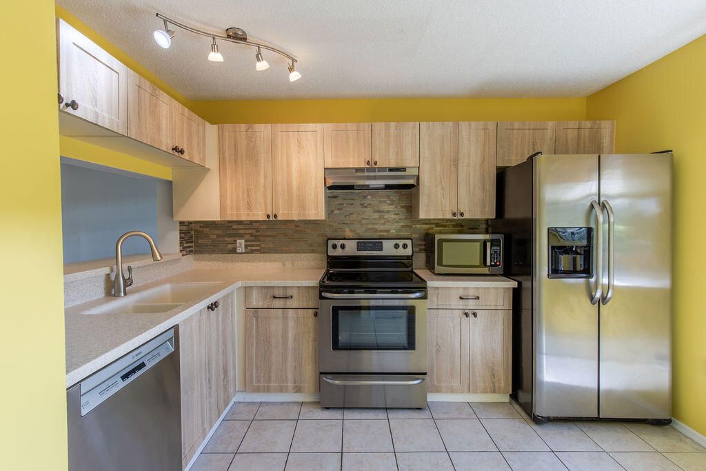 For Sale: $250,000 (2 beds, 2 baths, 1060 Square Feet)