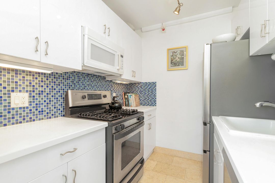 For Sale: $2,600,000 (2 beds, 2 baths, 1200 Square Feet)