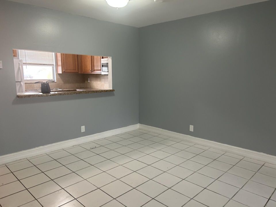 For Sale: $89,700 (1 beds, 1 baths, 695 Square Feet)