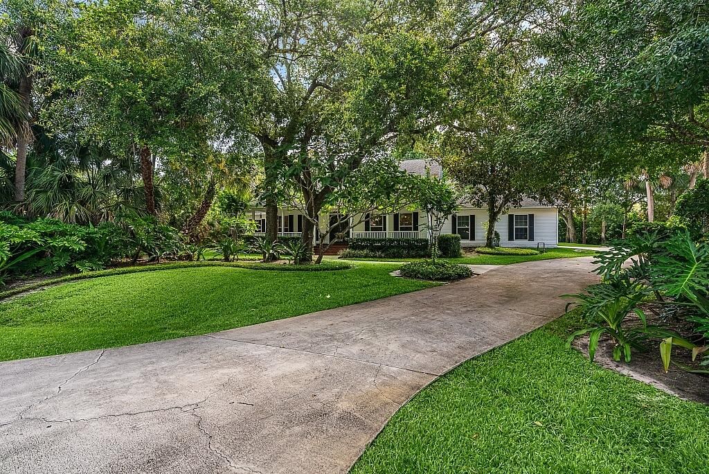 For Sale: $699,000 (4 beds, 2 baths, 2882 Square Feet)