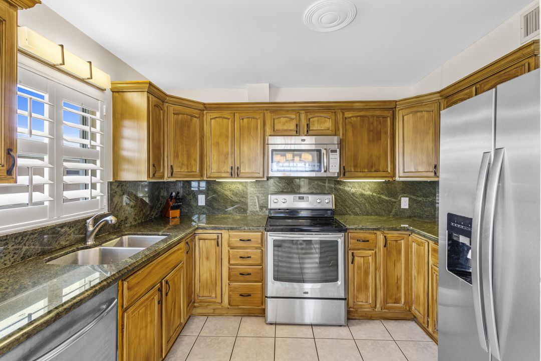 For Sale: $365,000 (2 beds, 2 baths, 990 Square Feet)