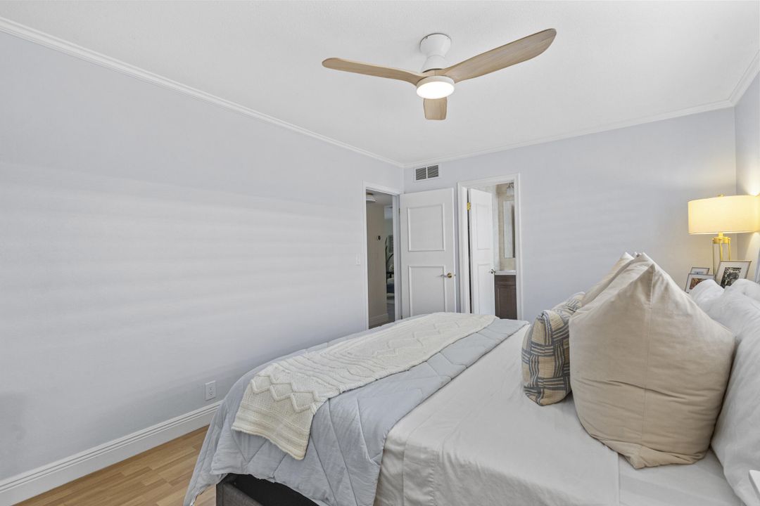 For Sale: $365,000 (2 beds, 2 baths, 990 Square Feet)