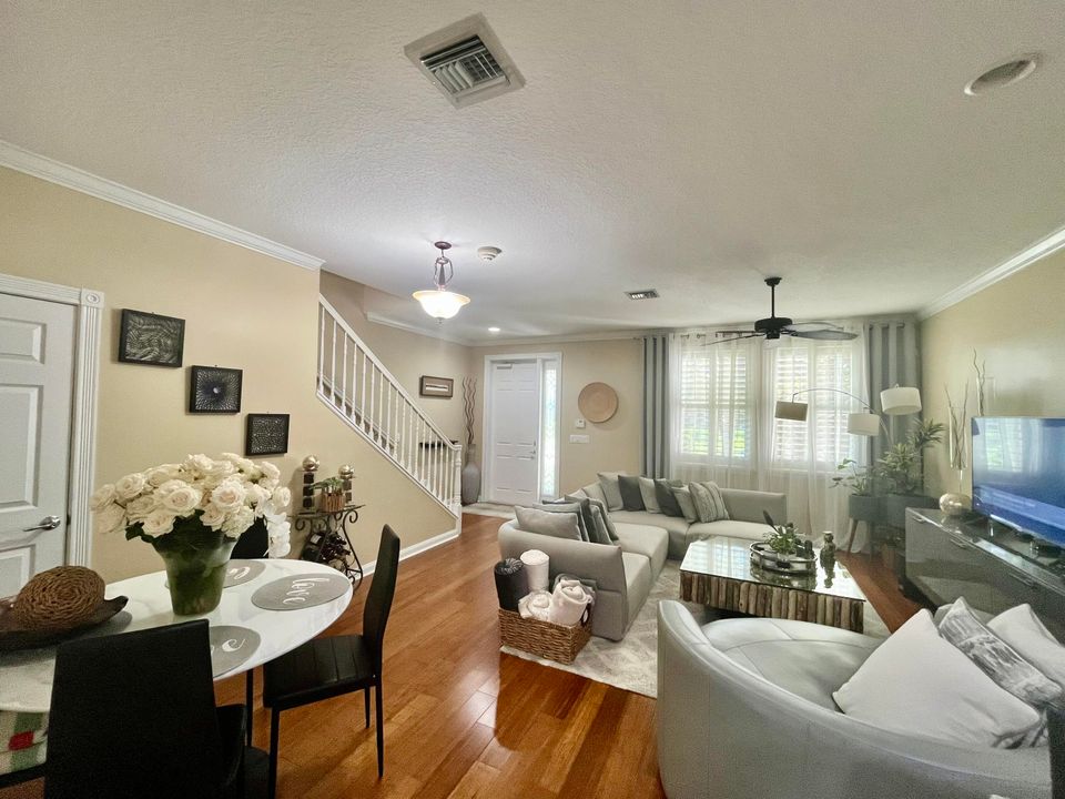 Active With Contract: $3,300 (3 beds, 2 baths, 1533 Square Feet)