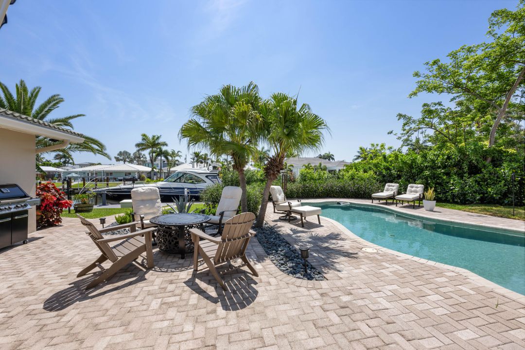 For Sale: $1,995,000 (3 beds, 2 baths, 1727 Square Feet)