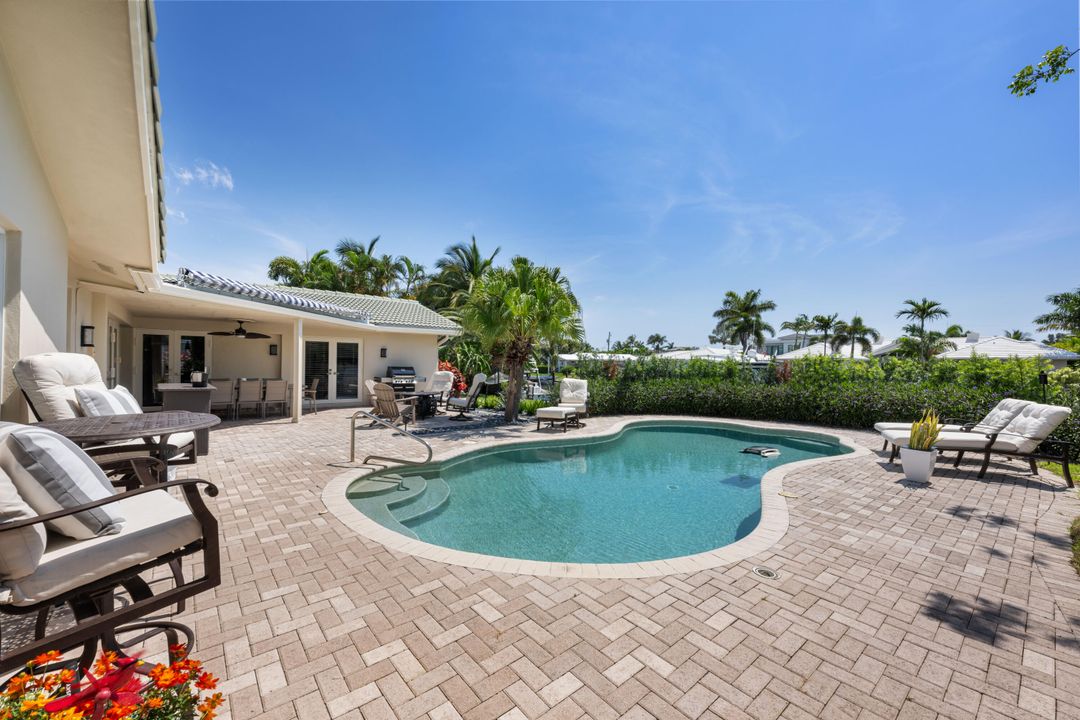 For Sale: $1,995,000 (3 beds, 2 baths, 1727 Square Feet)