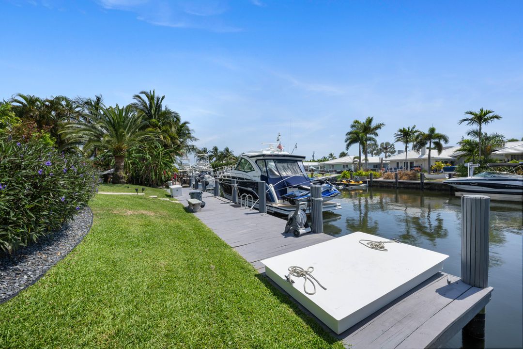 For Sale: $1,995,000 (3 beds, 2 baths, 1727 Square Feet)